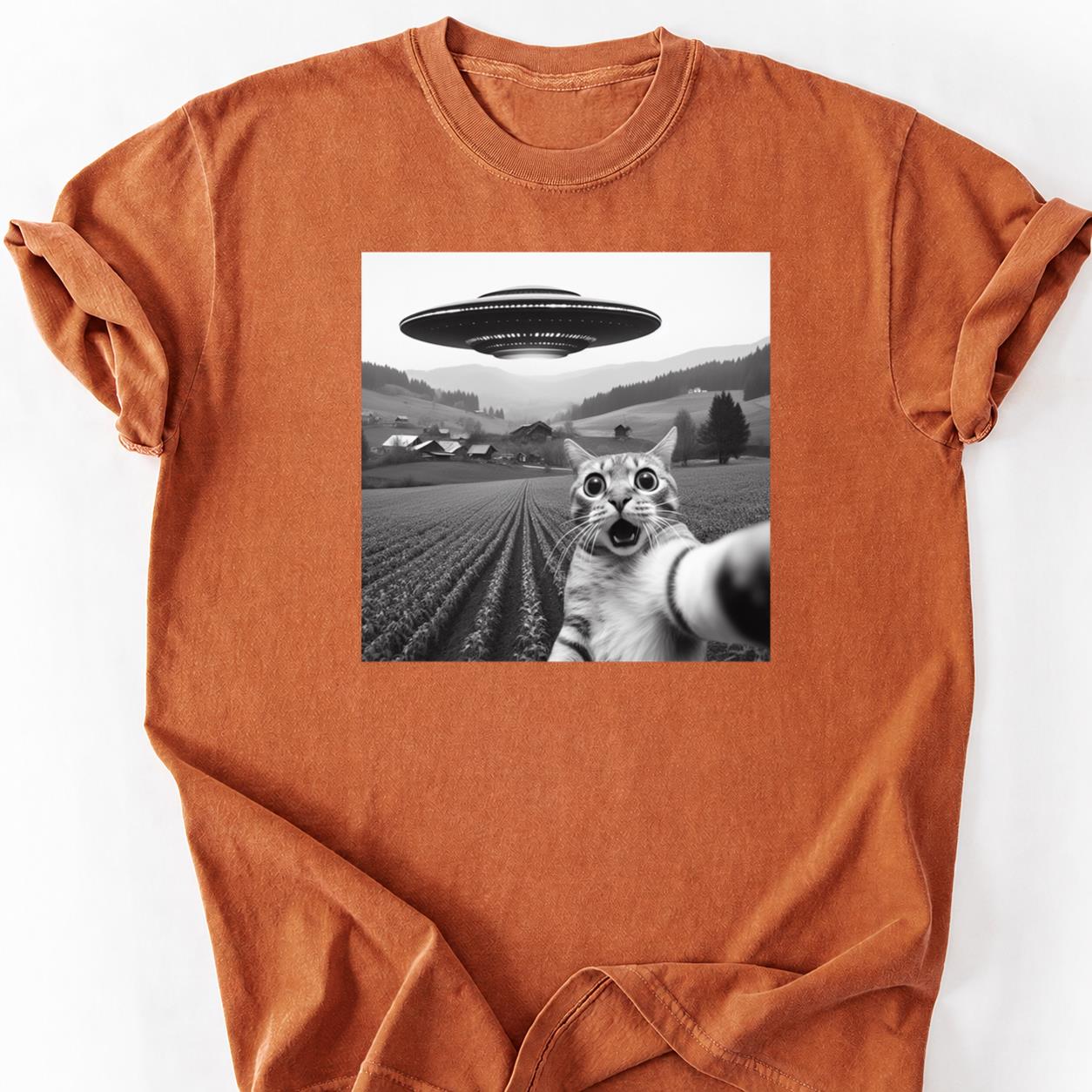 Tabby Cat UFO Selfie Shocked Tee
