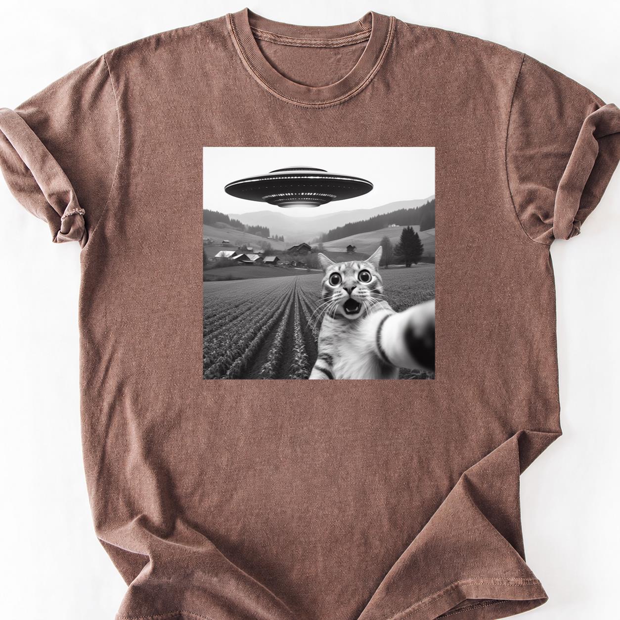 Tabby Cat UFO Selfie Shocked Tee