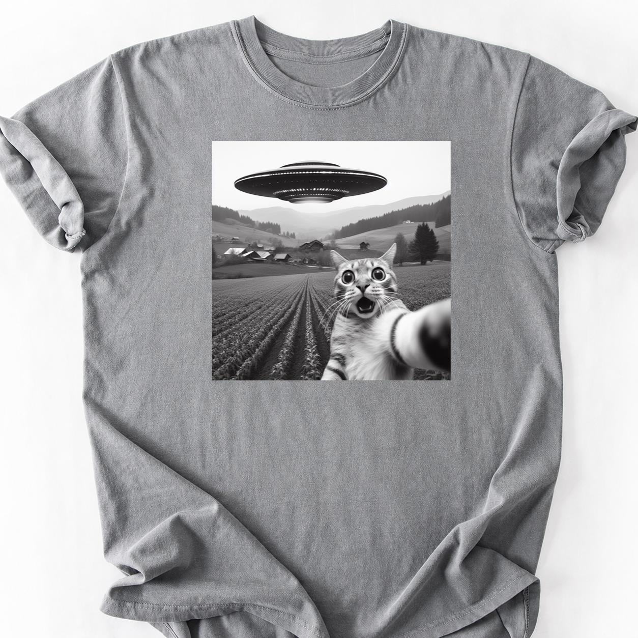 Tabby Cat UFO Selfie Shocked Tee