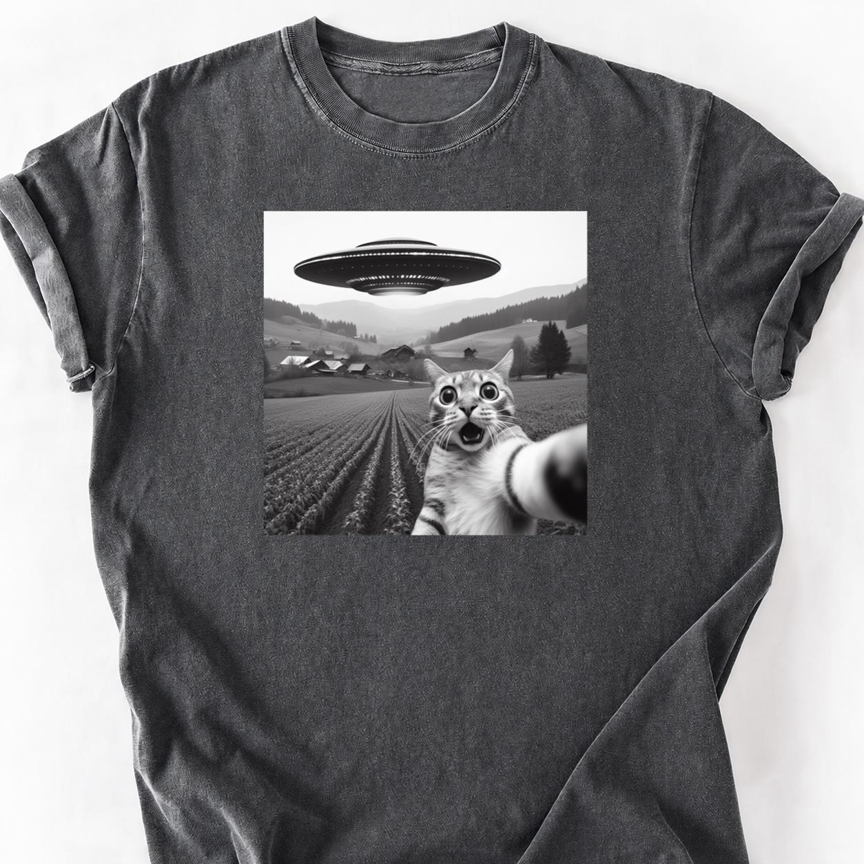 Tabby Cat UFO Selfie Shocked Tee